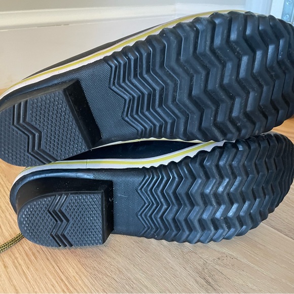 Terrific, trendy and well-made Sorel duck boots - Picture 2 of 4